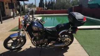 Moto custom negra y azul