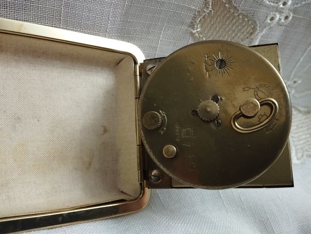 Despertador Europa de petaca Alemán