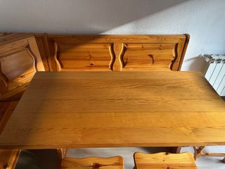 Rinconera con mesa y 4 sillas de madera