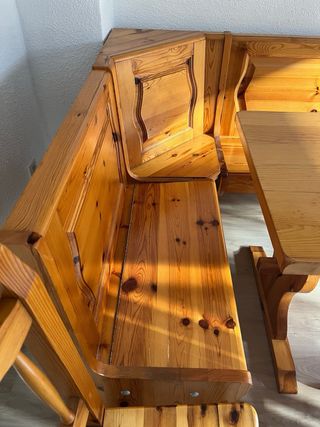 Rinconera con mesa y 4 sillas de madera