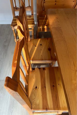 Rinconera con mesa y 4 sillas de madera