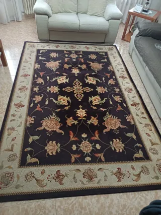 Alfombra de salón beige y negra