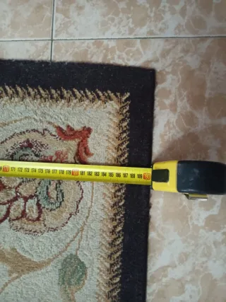 Alfombra de salón beige y negra