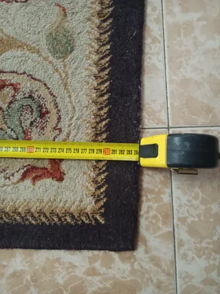 Alfombra de salón beige y negra