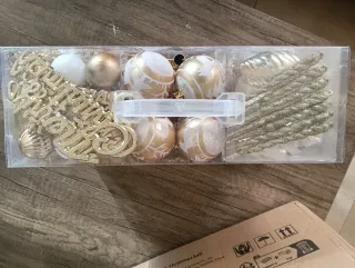 Maletín Navideño Adornos Dorados y Blancos