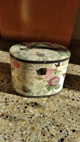 Joyero antiguo con diseño floral y pájaros