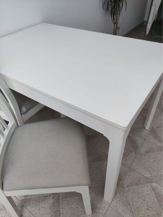 Mesa extensible de madera blanca