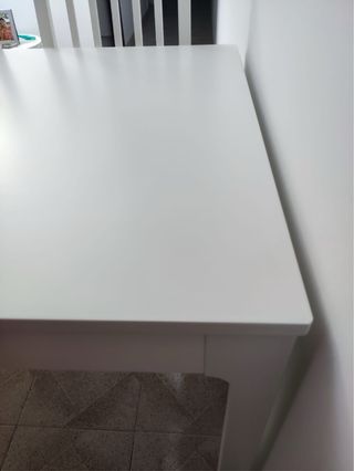 Mesa extensible de madera blanca