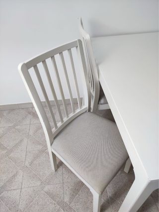 Mesa extensible de madera blanca