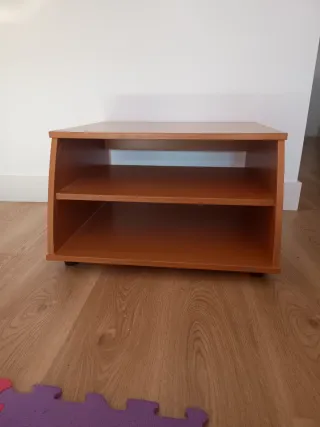 Mesilla de madera marrón