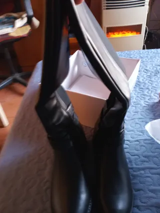 Botas altas negras con hebilla