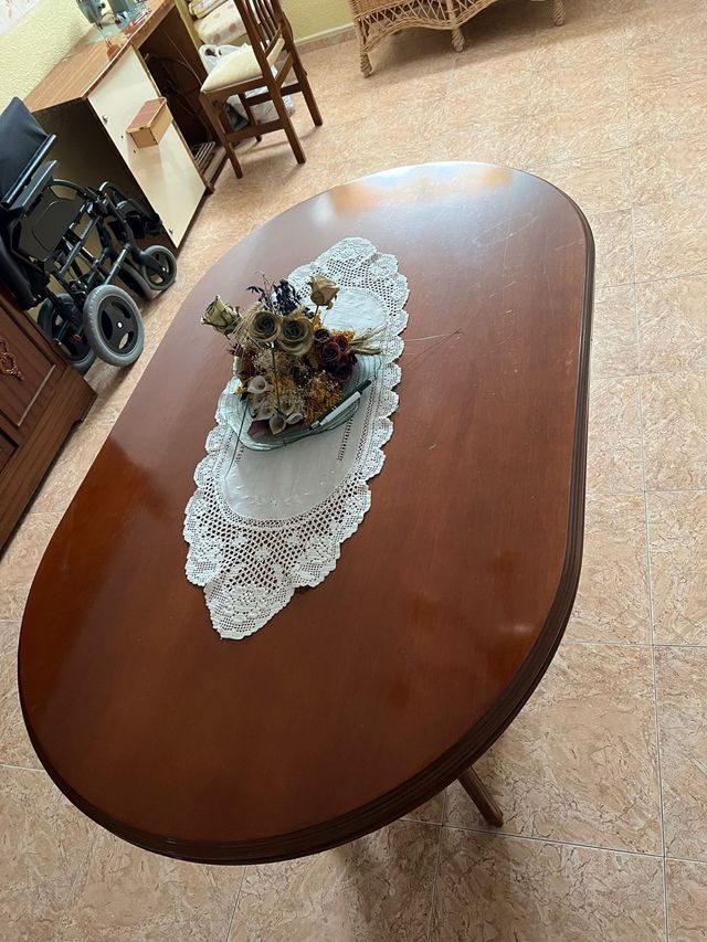 Mesa de comedor de madera