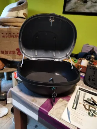 Baúl trasero moto/scooter negro 32 litros.26*34*38