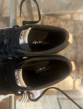 Zapatillas Adidas Negras y Blancas