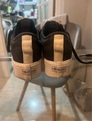 Zapatillas Adidas Negras y Blancas