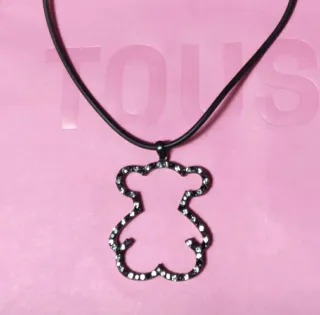 Colgante silueta Oso Tous con cordón caucho