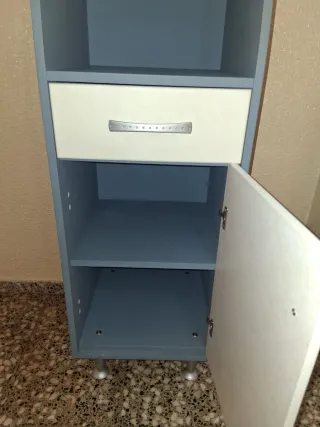 Armario baño estrecho blanco y azul