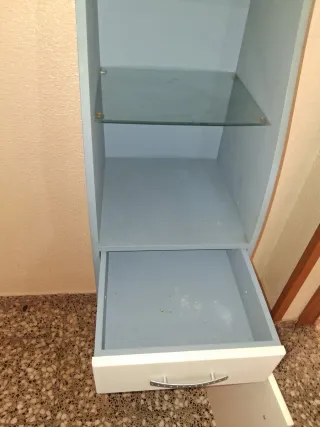 Armario baño estrecho blanco y azul