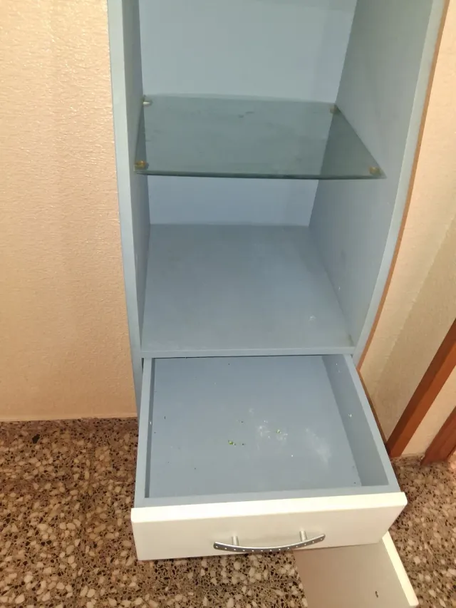 Armario baño estrecho blanco y azul