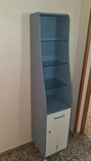 Armario baño estrecho blanco y azul