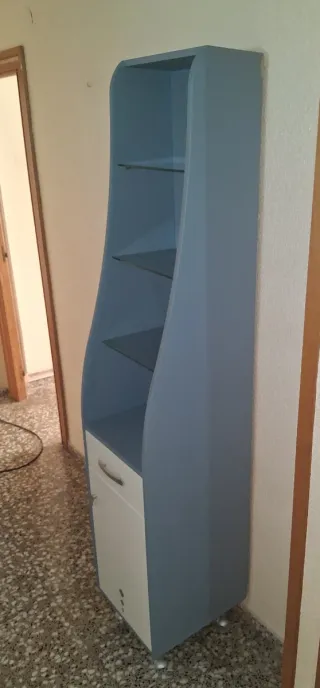 Armario baño estrecho blanco y azul