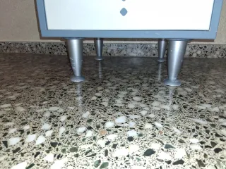 Armario baño estrecho blanco y azul