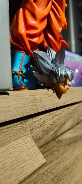 Figura Goku Ultra Instinto emoving Battle of World