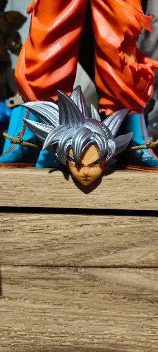 Figura Goku Ultra Instinto emoving Battle of World