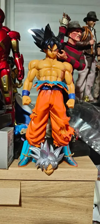 Figura Goku Ultra Instinto emoving Battle of World