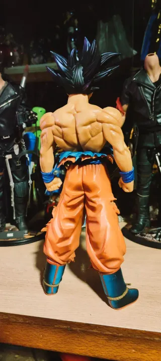Figura Goku Ultra Instinto emoving Battle of World
