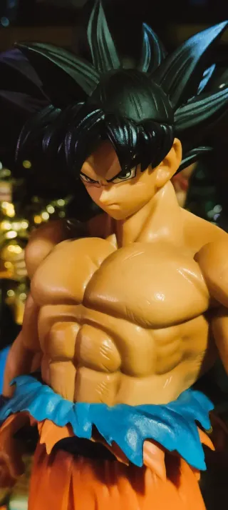 Figura Goku Ultra Instinto emoving Battle of World