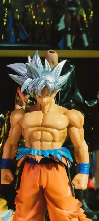 Figura Goku Ultra Instinto emoving Battle of World