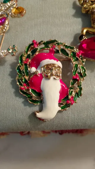 Bigiotteria dorata con pietre colorate