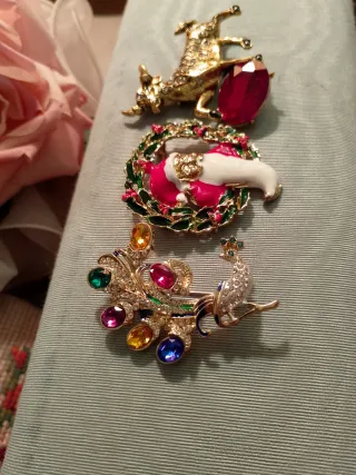 Bigiotteria dorata con pietre colorate