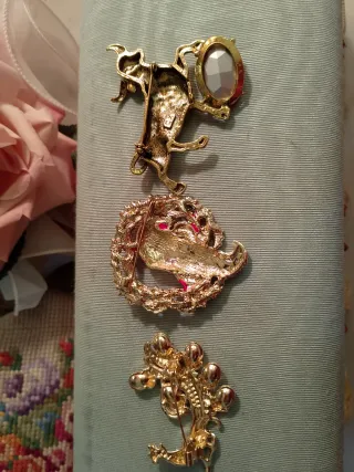 Bigiotteria dorata con pietre colorate