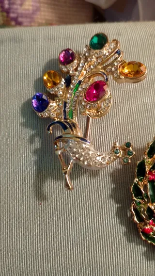 Bigiotteria dorata con pietre colorate