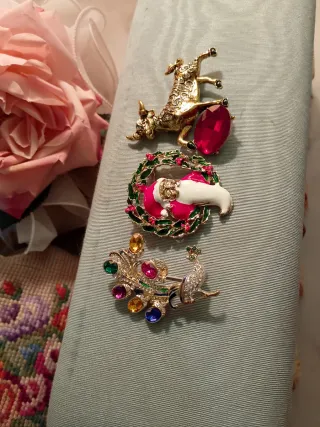 Bigiotteria dorata con pietre colorate