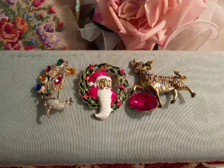 Bigiotteria dorata con pietre colorate