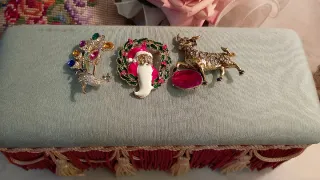 Bigiotteria dorata con pietre colorate