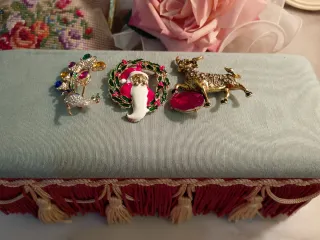 Bigiotteria dorata con pietre colorate