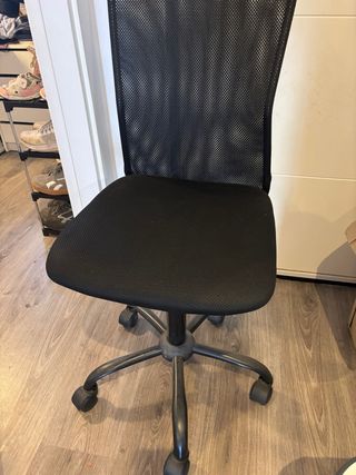 Silla de estudio negra con ruedas