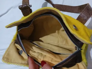 Borsa Gialla con Dettagli Marroni