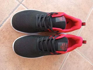 Zapatillas deportivas negras y rojas