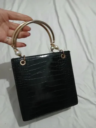 Borsa nera con manici dorati e perle