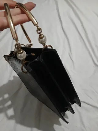 Borsa nera con manici dorati e perle