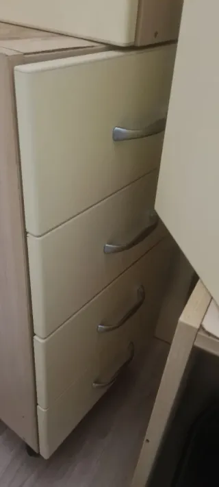 Muebles de Cocina Beige y Plateado