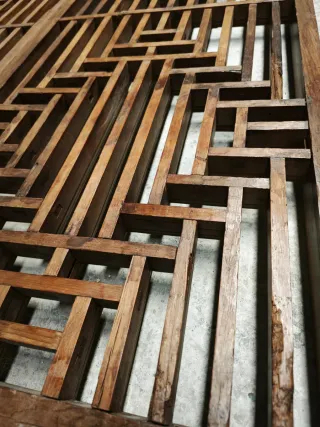 Biombo japonés de madera antiguo.