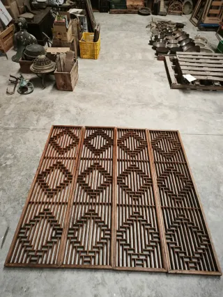 Biombo japonés de madera antiguo.