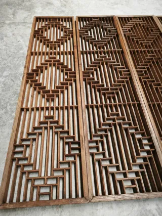 Biombo japonés de madera antiguo.