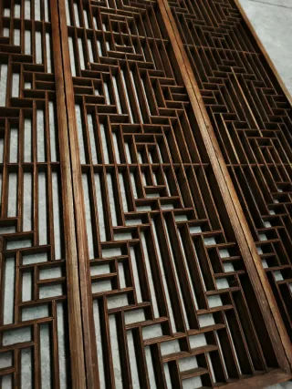 Biombo japonés de madera antiguo.